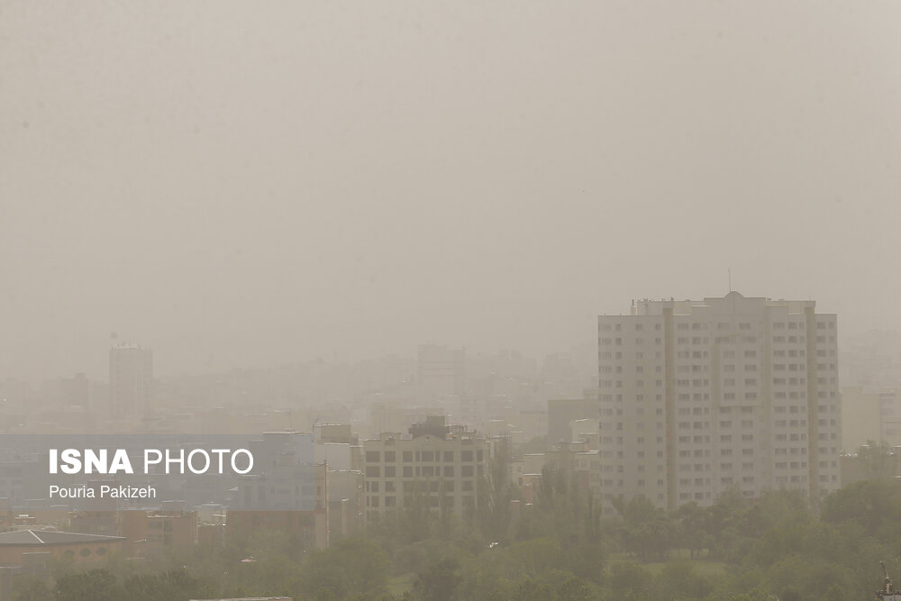 آسمان همدان خاکی شد/ گزارش تصویری