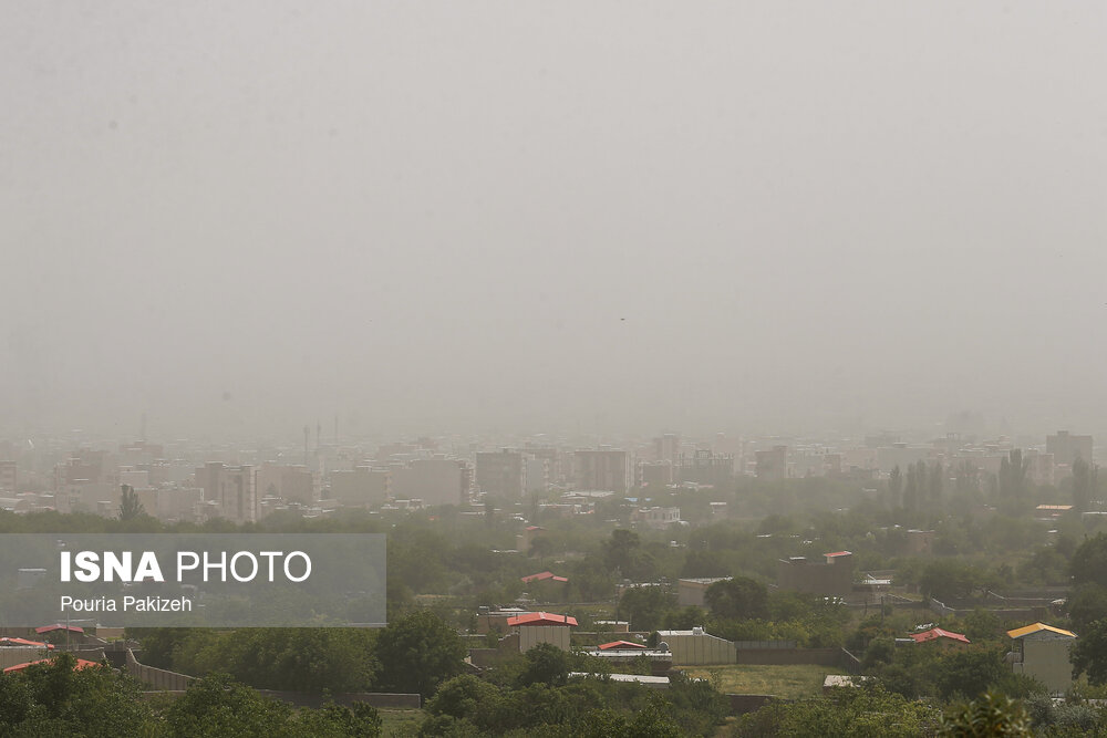آسمان همدان خاکی شد/ گزارش تصویری
