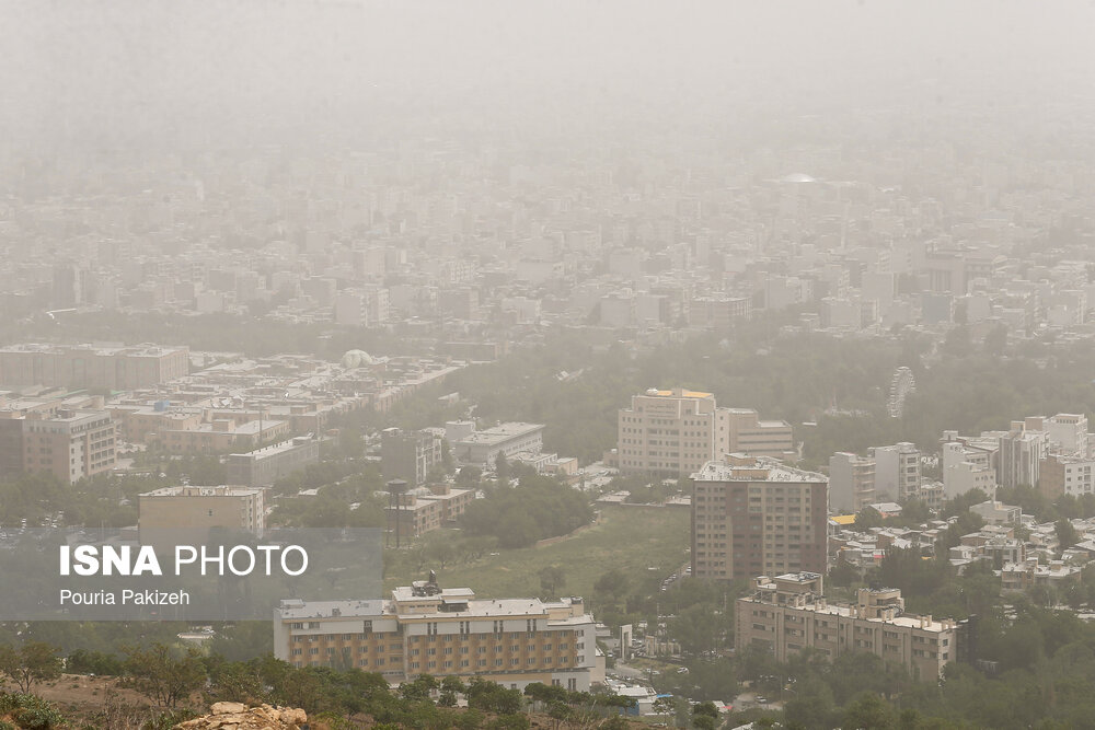 آسمان همدان خاکی شد/ گزارش تصویری