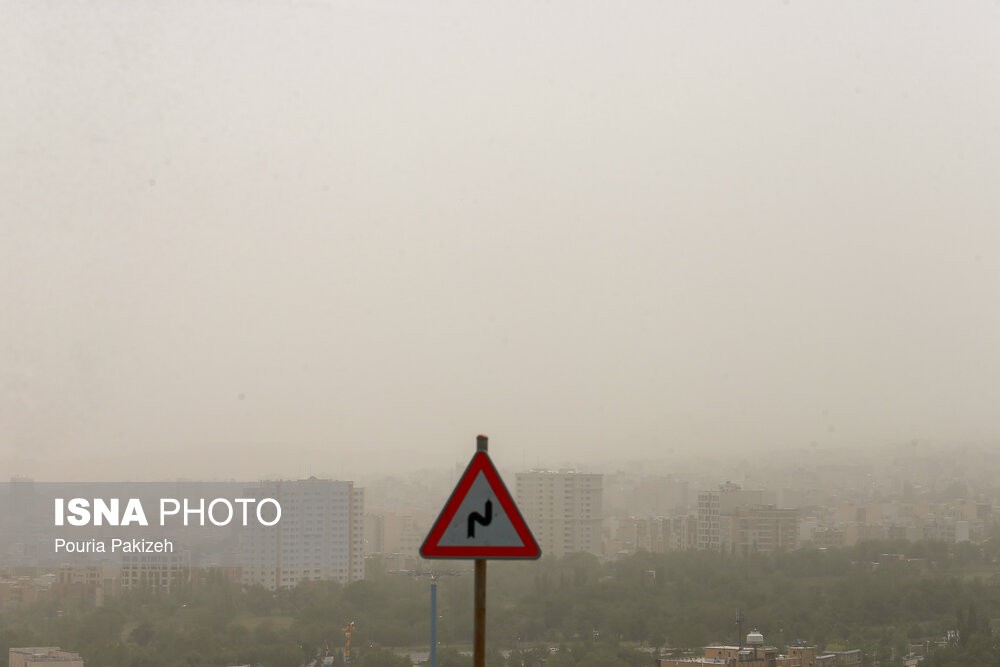 آسمان همدان خاکی شد/ گزارش تصویری