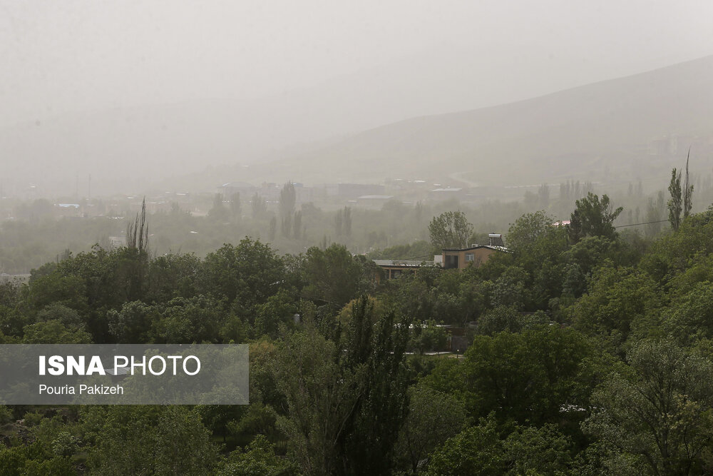 آسمان همدان خاکی شد/ گزارش تصویری