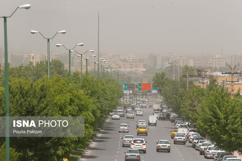 آسمان همدان خاکی شد/ گزارش تصویری