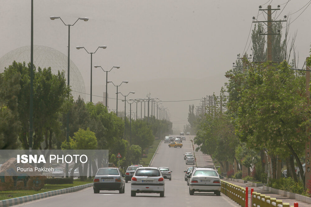 آسمان همدان خاکی شد/ گزارش تصویری