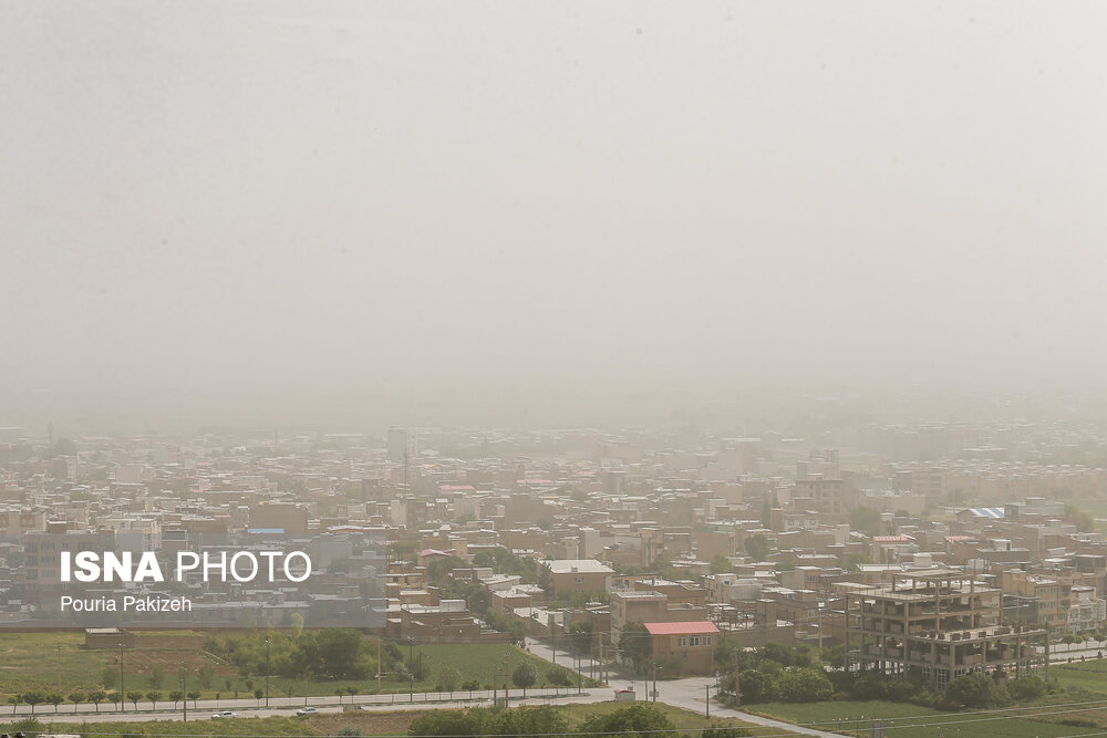 آسمان همدان خاکی شد/ گزارش تصویری