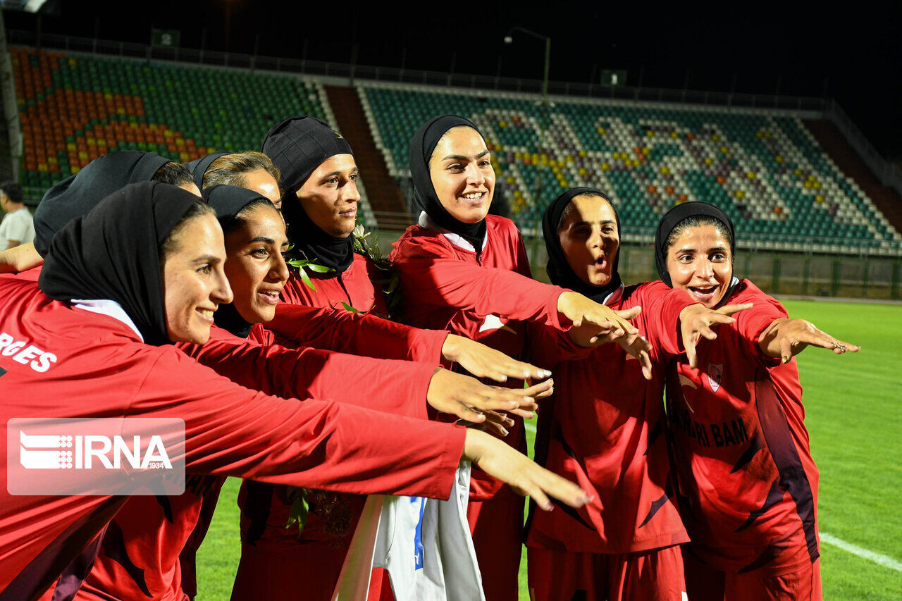 خاتون بم، قهرمان زودهنگام لیگ برتر فوتبال زنان
