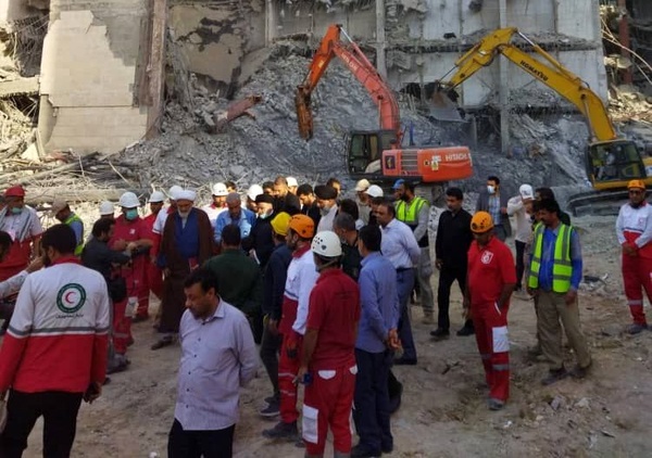 حضور رئیسی در محل حادثه متروپل آبادان