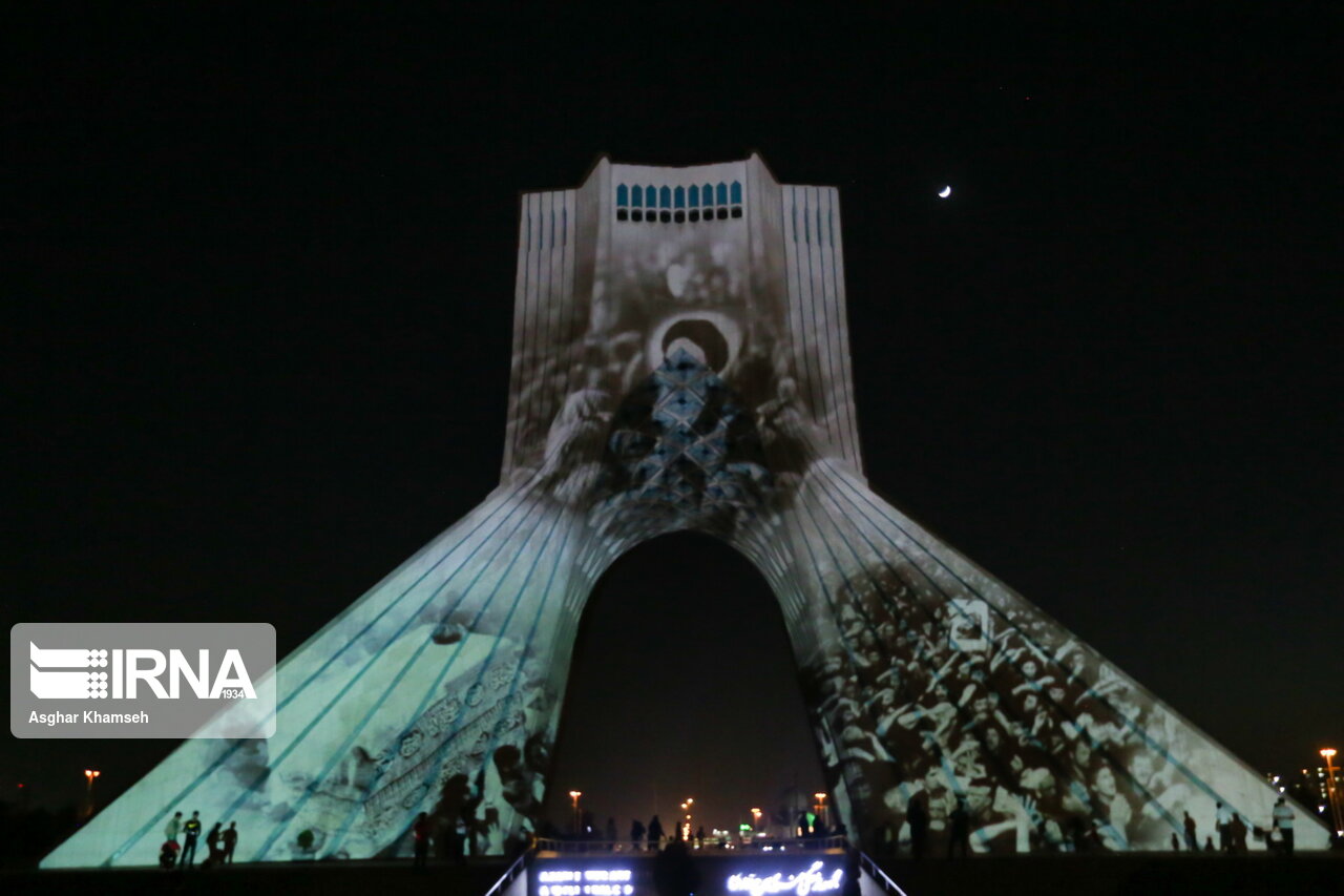 اجرای ویدئو مپینگ ارتحال امام در برج آزادی/ گزارش تصویری