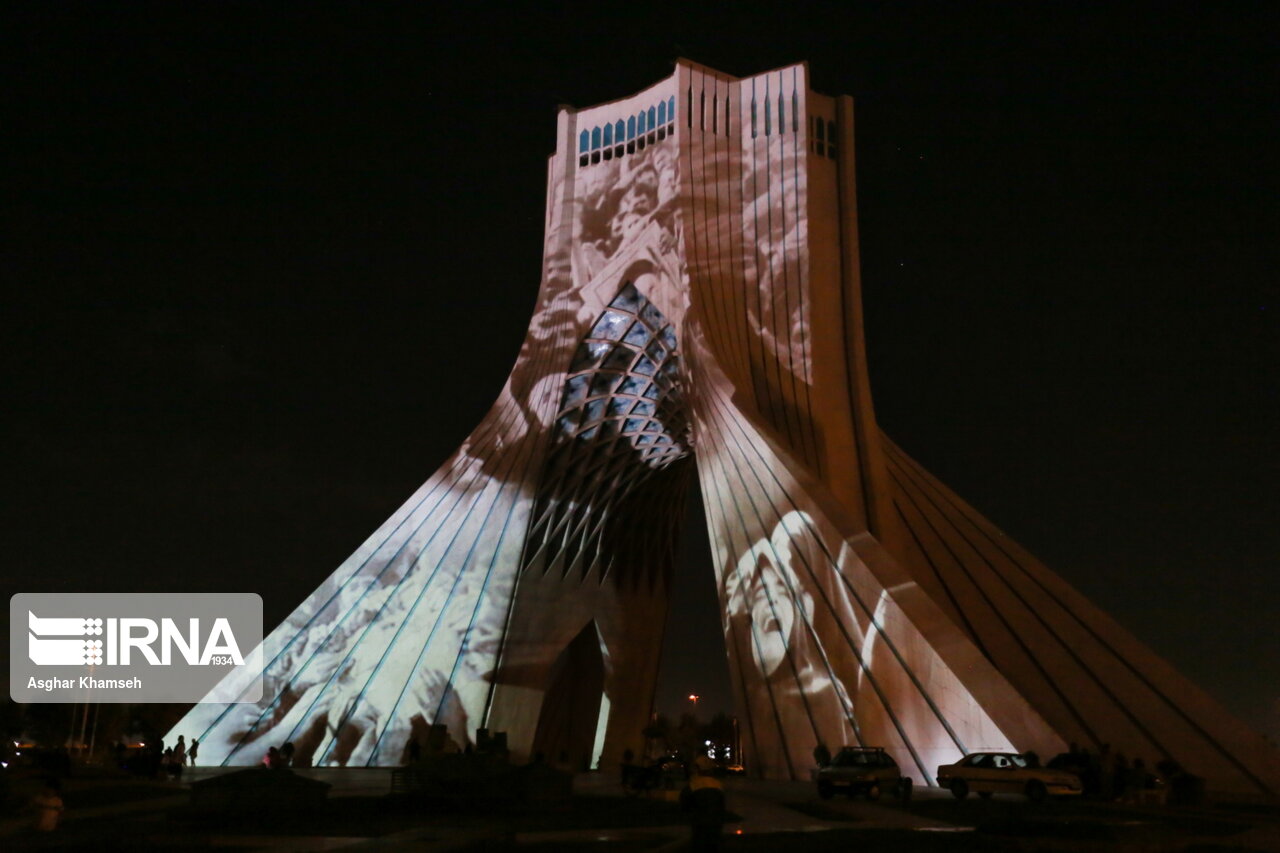 اجرای ویدئو مپینگ ارتحال امام در برج آزادی/ گزارش تصویری