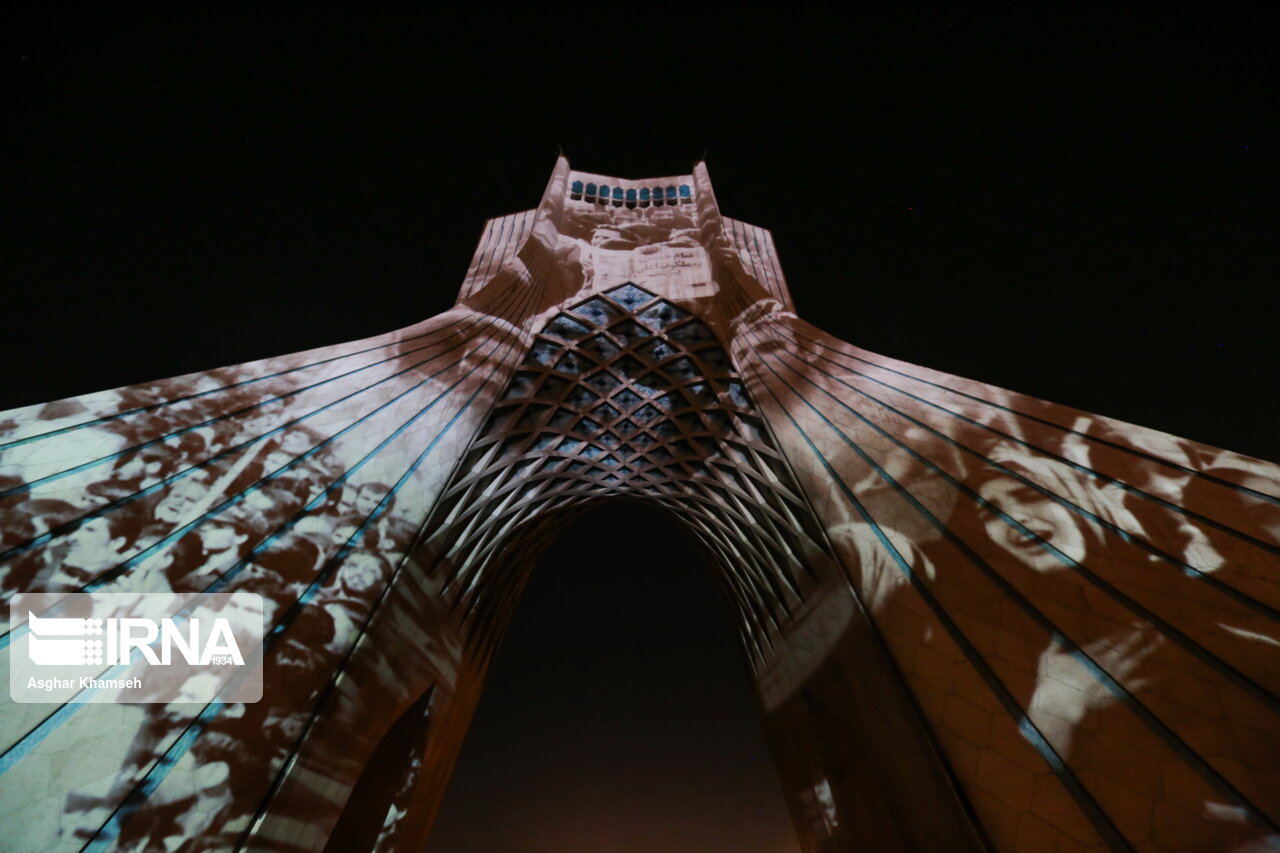 اجرای ویدئو مپینگ ارتحال امام در برج آزادی/ گزارش تصویری