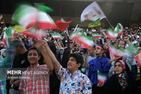 اجتماع بزرگ سلام فرمانده با حضور «زنان» و «مردان» در ورزشگاه آزادی/ گزارش تصویری