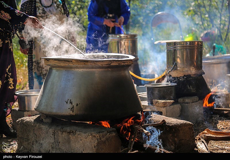 جشنواره گلاب‌گیری در روستای امروله/ گزارش تصویری