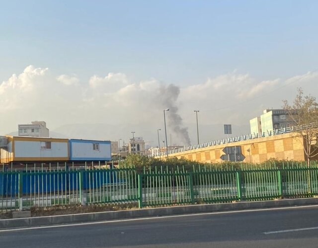 آتش‌سوزی در ساختمان لیدوما تهران؛ آتش‌نشانان در حال تخلیه افراد