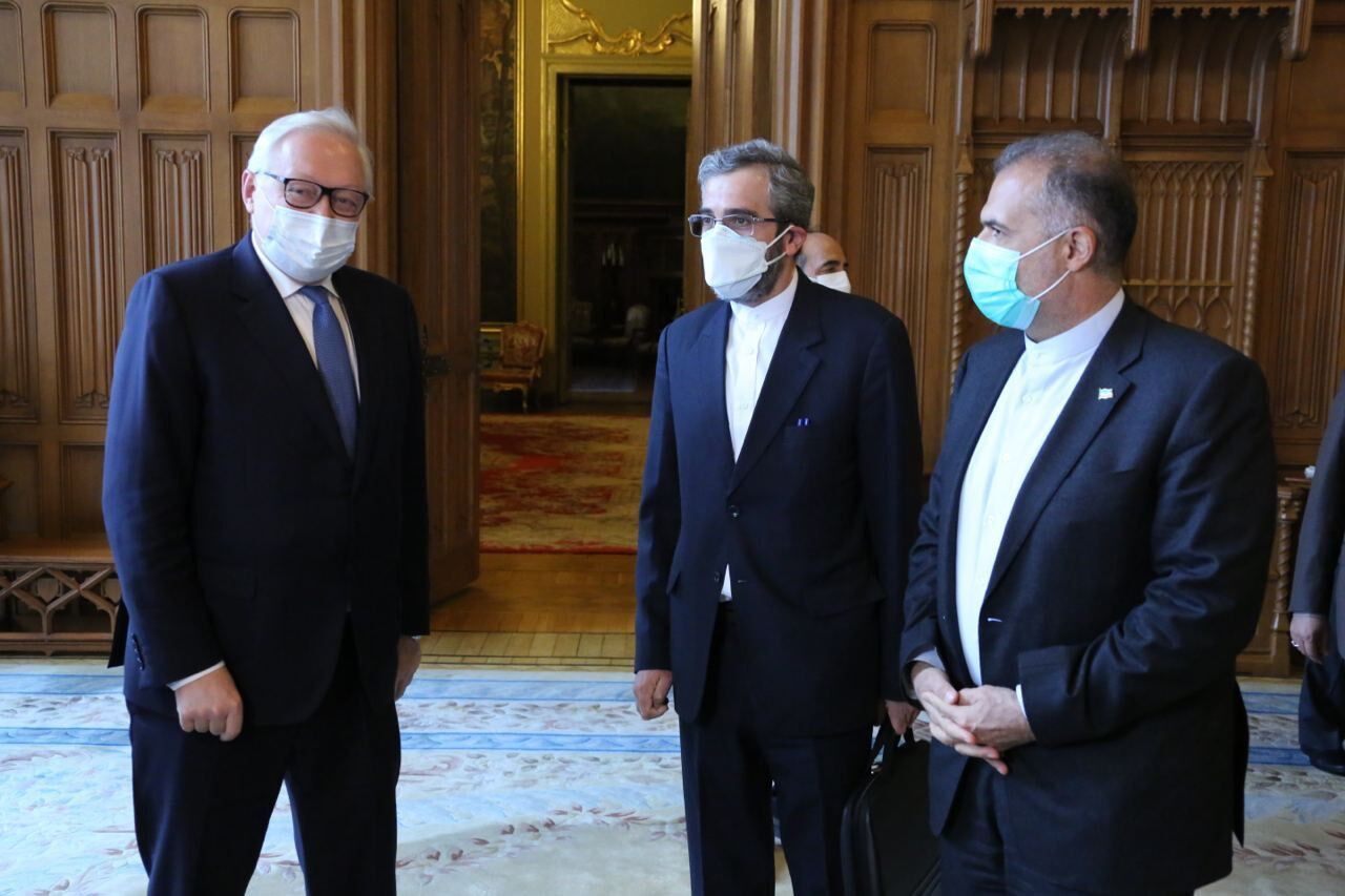 انتقاد از سفر مذاکره‌کننده ایران به روسیه؛ دیدار «باقری» با ریابکوف به نفع مسکو بود