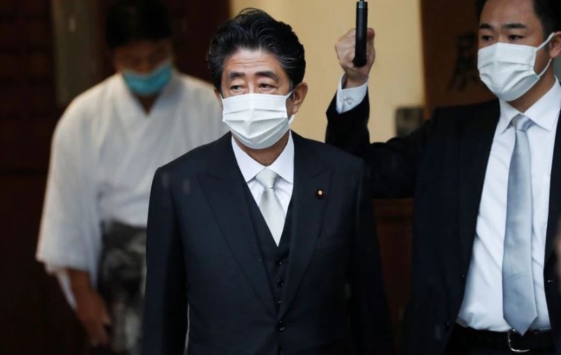 ترور نخست‌وزیر پیشین ژاپن؛ «آبه» به بیمارستان منتقل شد +تصاویر