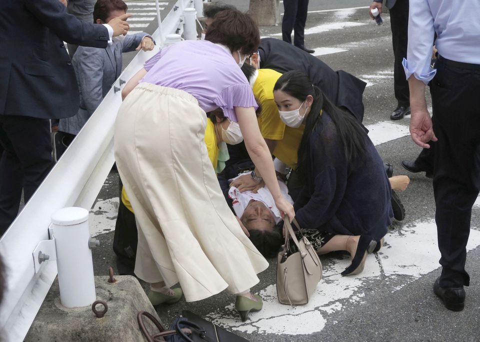 ترور نخست‌وزیر پیشین ژاپن؛ «آبه» به بیمارستان منتقل شد +تصاویر