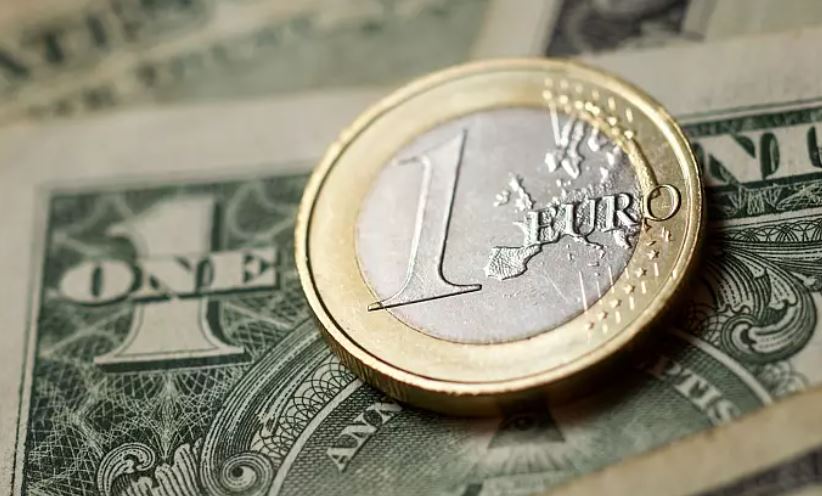 هر یورو با ۱ دلار برابر شد؛ سقوط پول واحد اروپایی پس از ۲۰ سال
