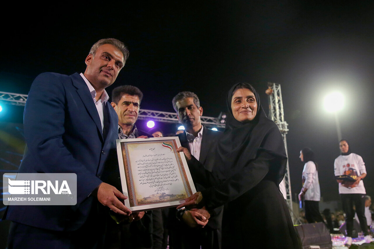 جشن قهرمانی «خاتون بم» با حضور خانواده‌ها در ورزشگاه/ گزارش تصویری