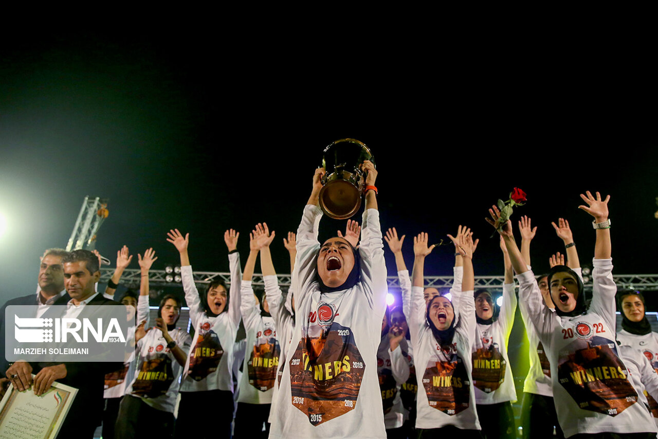 جشن قهرمانی «خاتون بم» با حضور خانواده‌ها در ورزشگاه/ گزارش تصویری