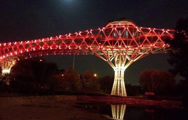 پل طبیعت تهران «قرمز» می‌شود