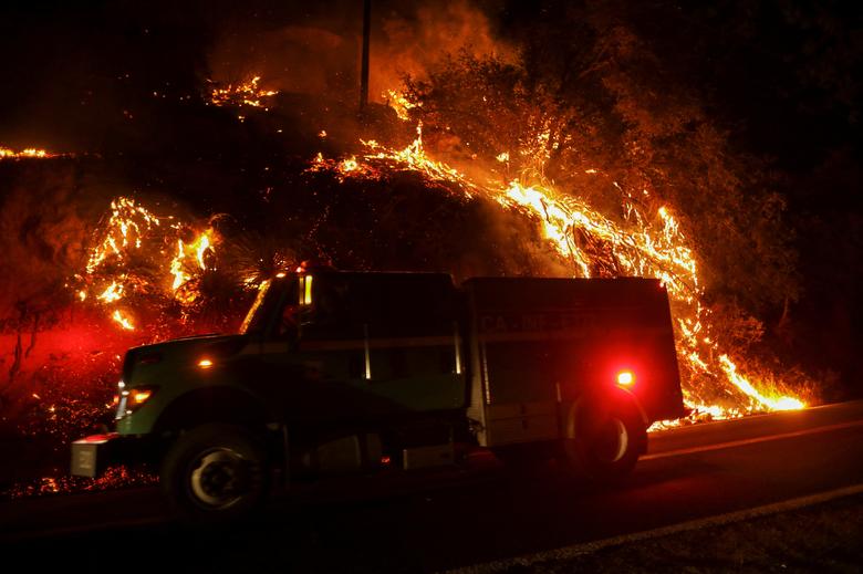 مبارزه آتش‌نشانان با آتش‌سوزی در کالیفرنیا/ گزارش تصویری