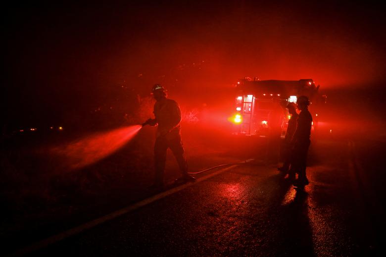 مبارزه آتش‌نشانان با آتش‌سوزی در کالیفرنیا/ گزارش تصویری