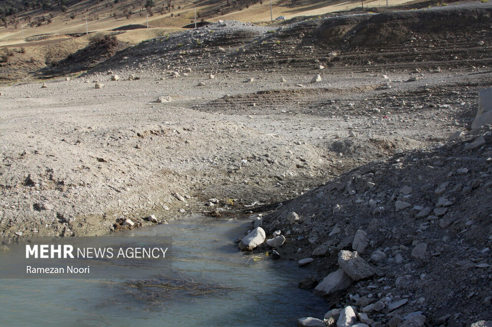 خشک شدن بخش‌هایی از سد ایلام/ گزارش تصویری