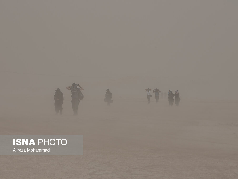 پیاده در غبار/ گزارش تصویری