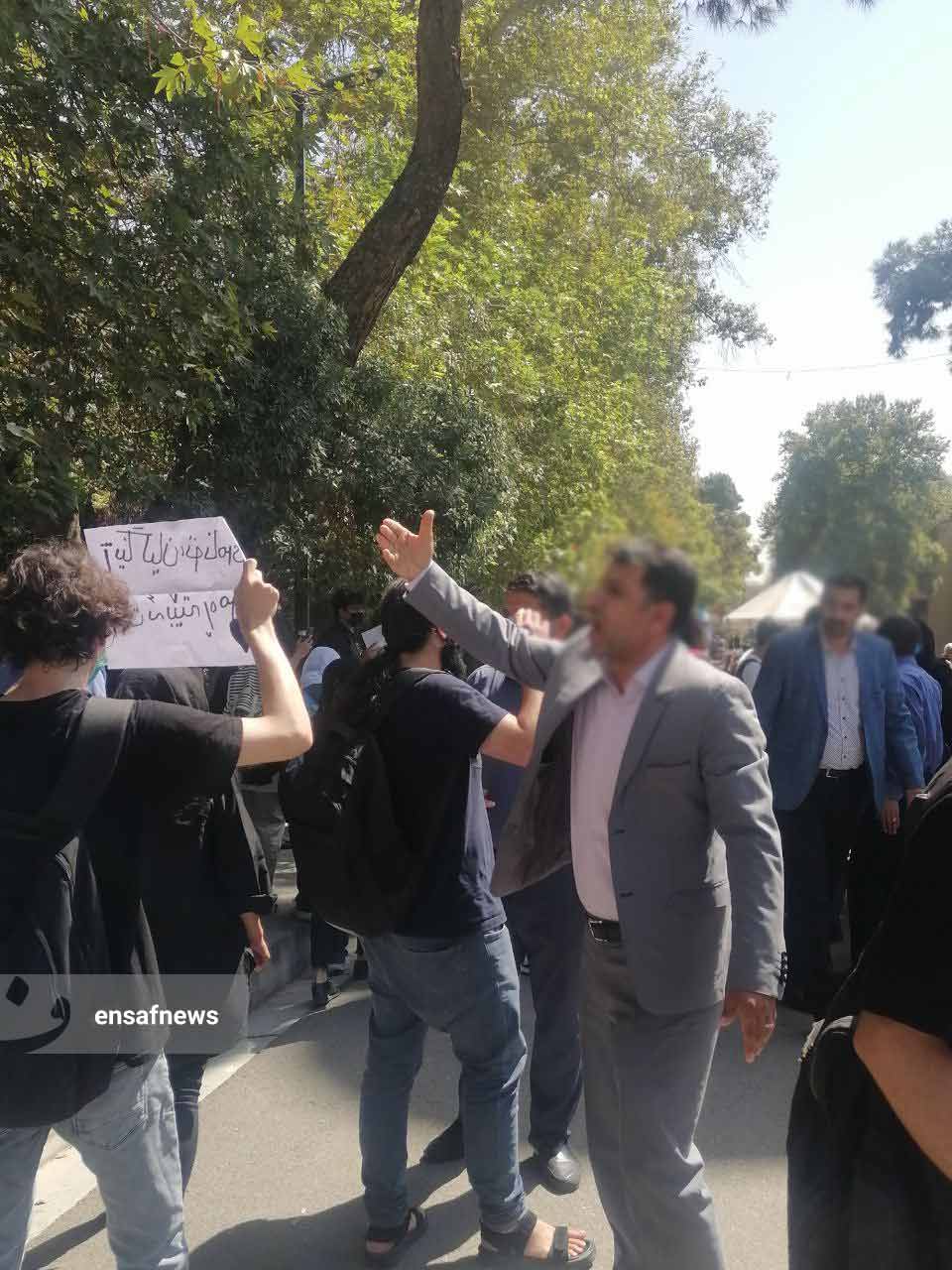 تجمع در دانشگاه تهران در اعتراض به فوت مهسا امینی +تصاویر