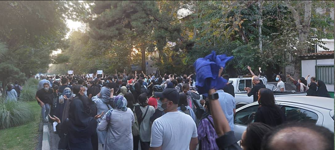 تجمع گسترده مردم در خیابان حجاب در اعتراض به گشت ارشاد