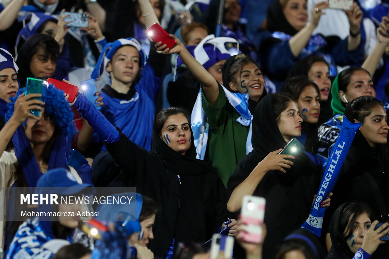 آزادیِ زنانه؛ حضور تاریخی هواداران زن در ورزشگاه/ گزارش تصویری