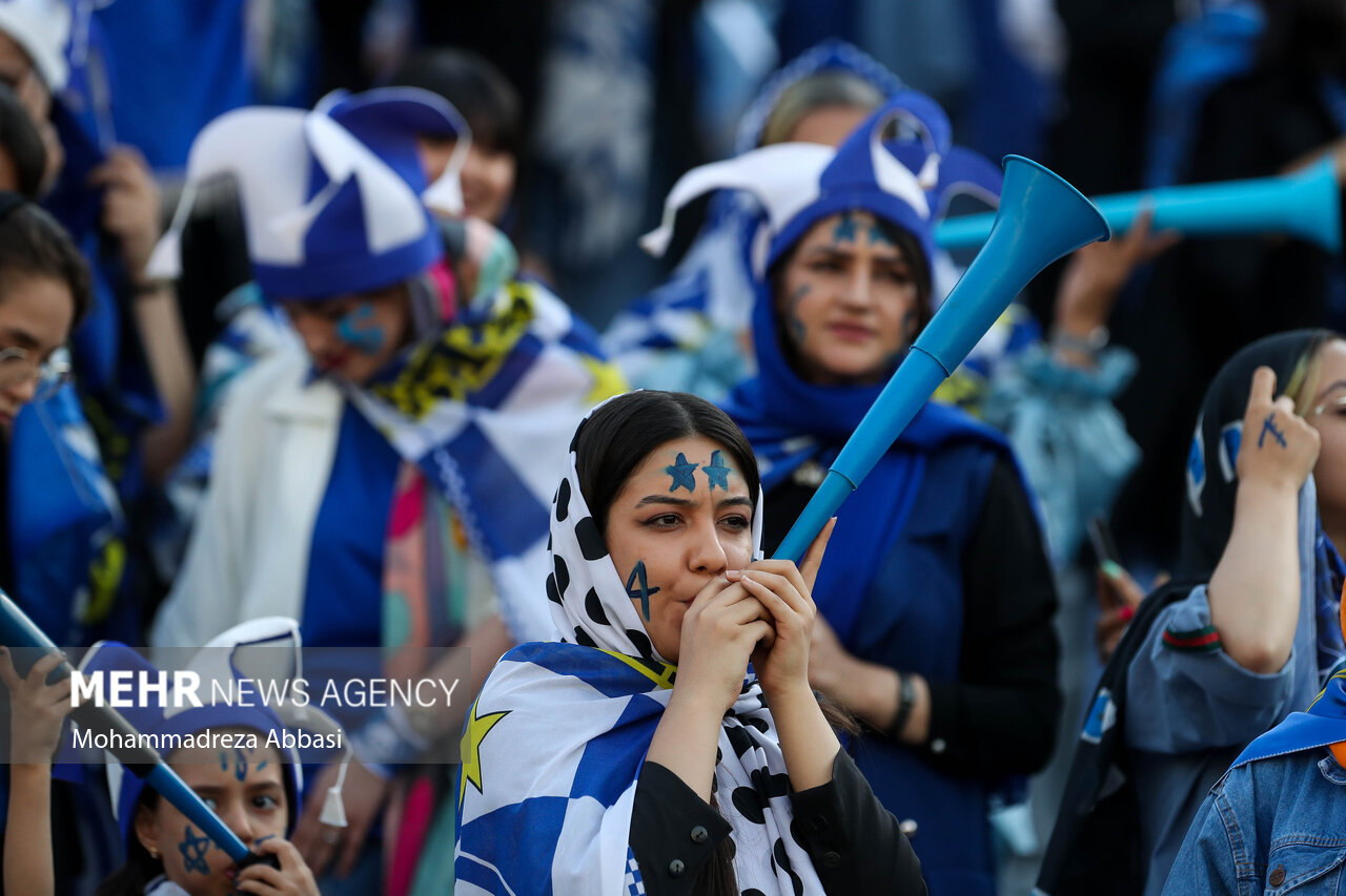 آزادیِ زنانه؛ حضور تاریخی هواداران زن در ورزشگاه/ گزارش تصویری