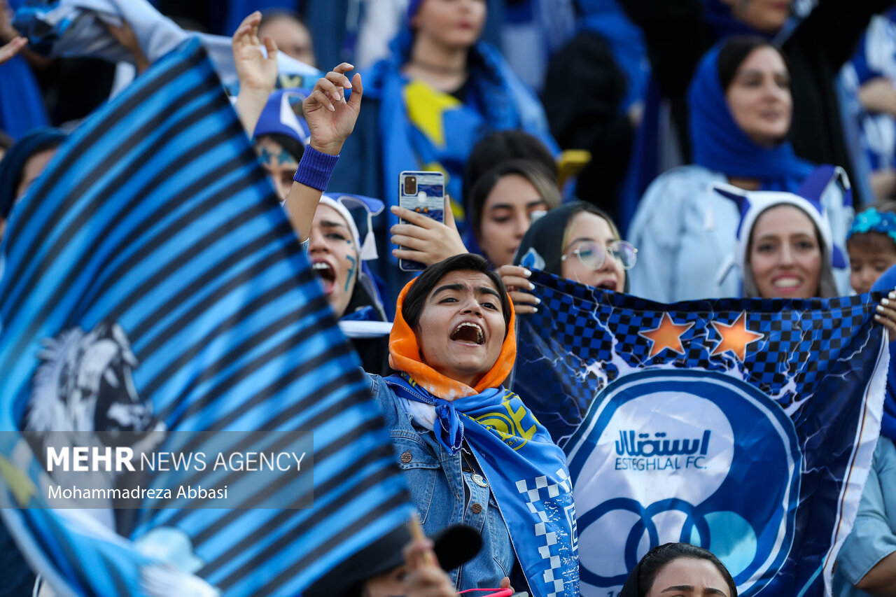 آزادیِ زنانه؛ حضور تاریخی هواداران زن در ورزشگاه/ گزارش تصویری