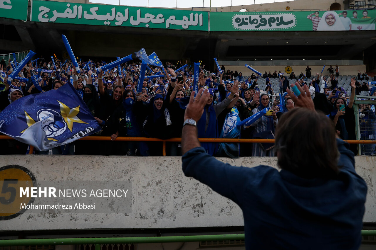 آزادیِ زنانه؛ حضور تاریخی هواداران زن در ورزشگاه/ گزارش تصویری