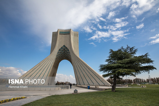 چرا آسمان را آبی می‌بینیم