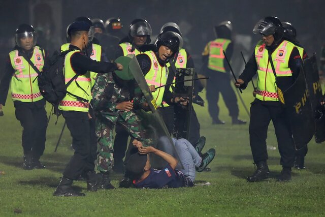 فاجعه در زمین فوتبال؛ ۱۸۲ نفر در اندونزی کشته شدند