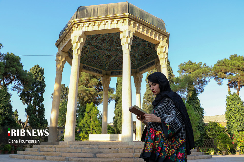 روز بزرگداشت «حافظ شیرازی»/ گزارش تصویری