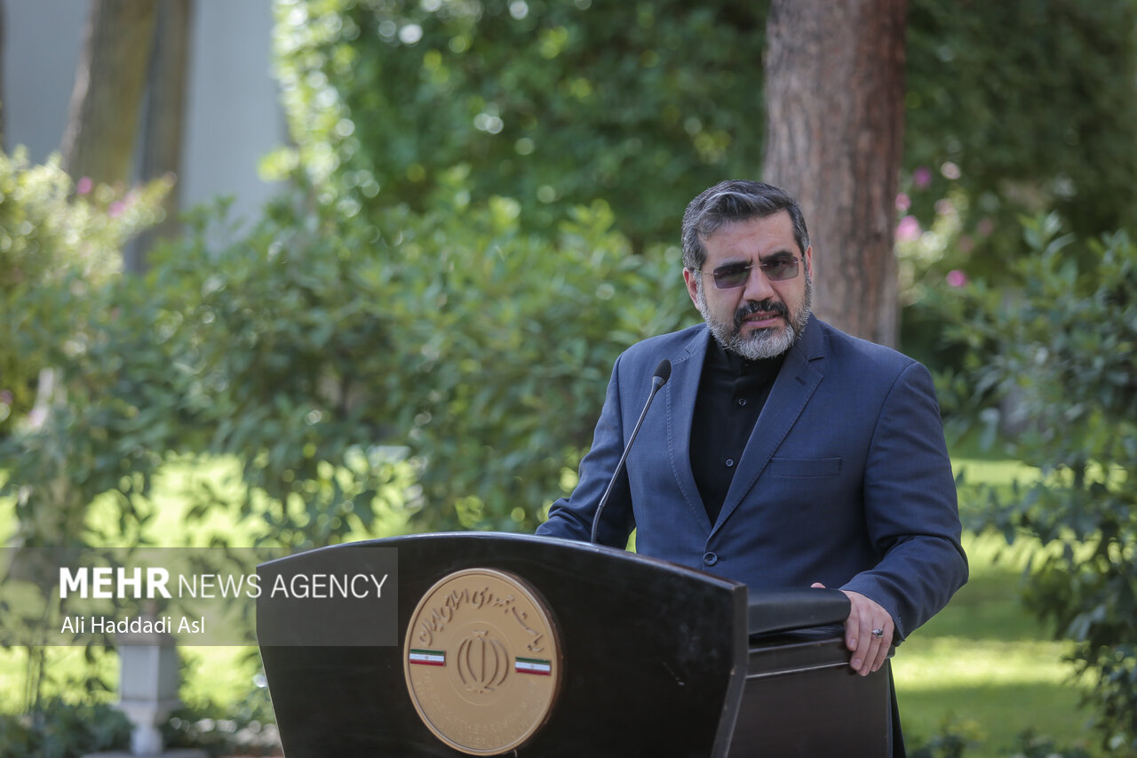 وزیر ارشاد: آغوش جمهوری اسلامی برای همه باز است