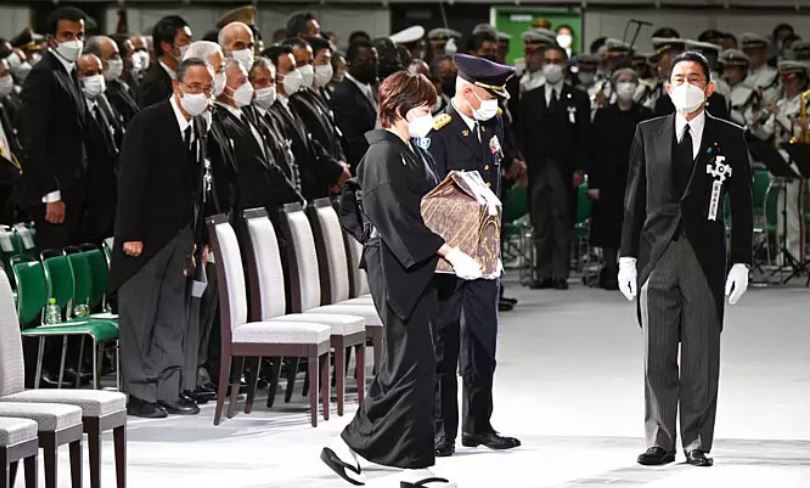 خشم ژاپنی‌ها از برگزاری مراسم پرهزینه خاکسپاری «شینزو آبه»