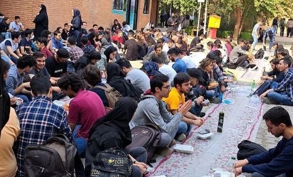 توهین روزنامه شهرداری تهران به دانشجویان؛ برای سرویس بهداشتی مختلط، پایکوبی می‌کنند!