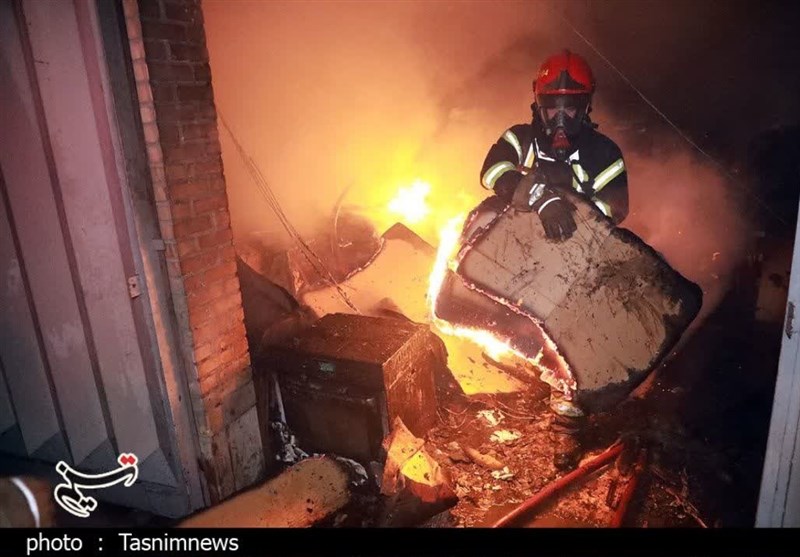 مهار آتش‌سوزی مهیب انبار لوازم بهداشتی در مشهد