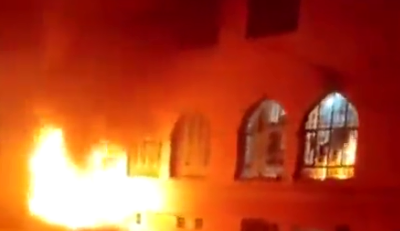 حمله تروریستی در ایذه/ ۴ نفر شهید شدند؛ حوزه علمیه در آتش +ویدیو