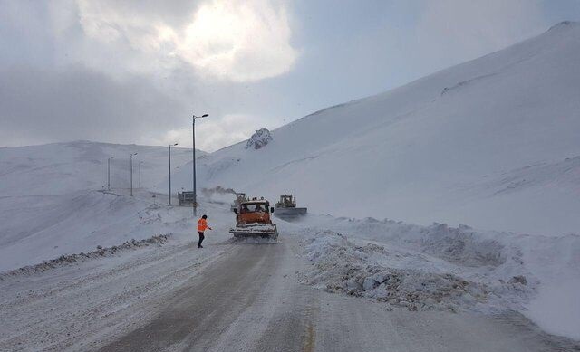 بارش برف و کولاک؛ جاده هشتگرد-طالقان مسدود شد