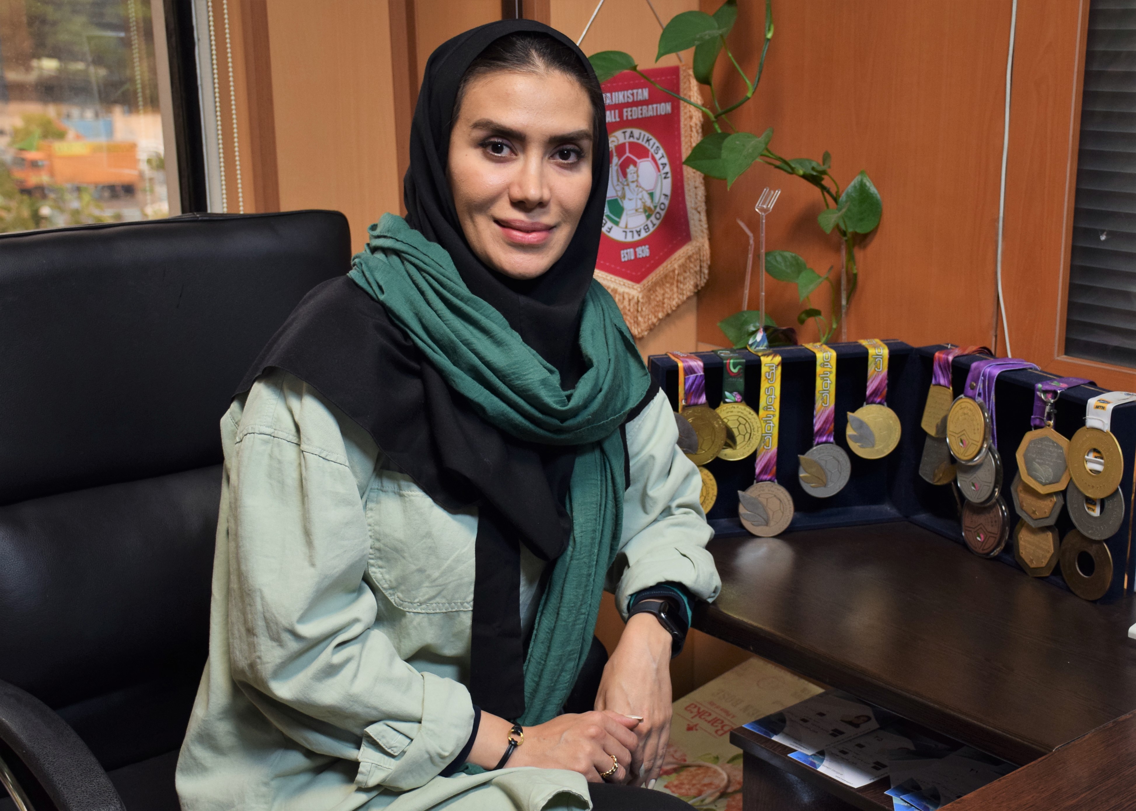 والپیپر گلاره ناظمی برای کامپیوتر