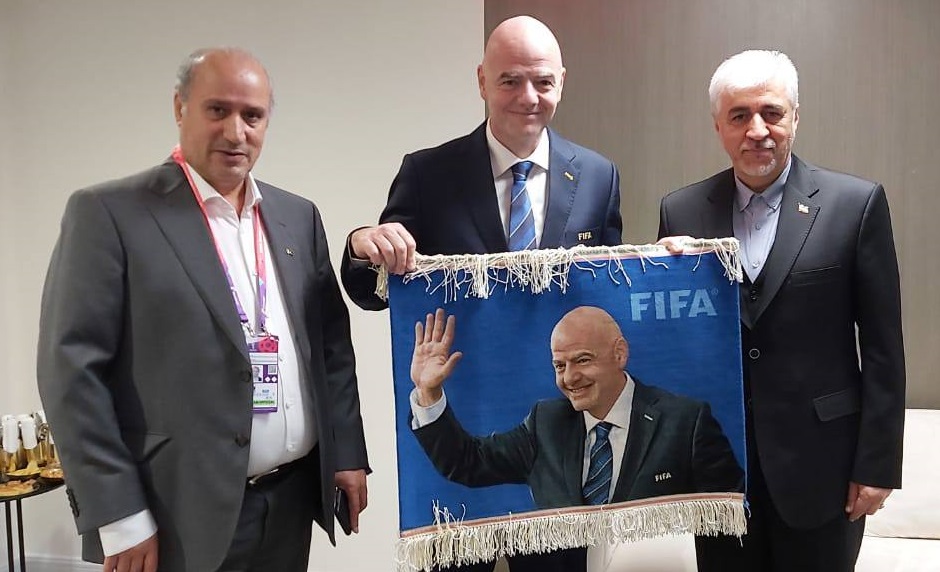 اهدای فرش ایرانی به رئیس فیفا!