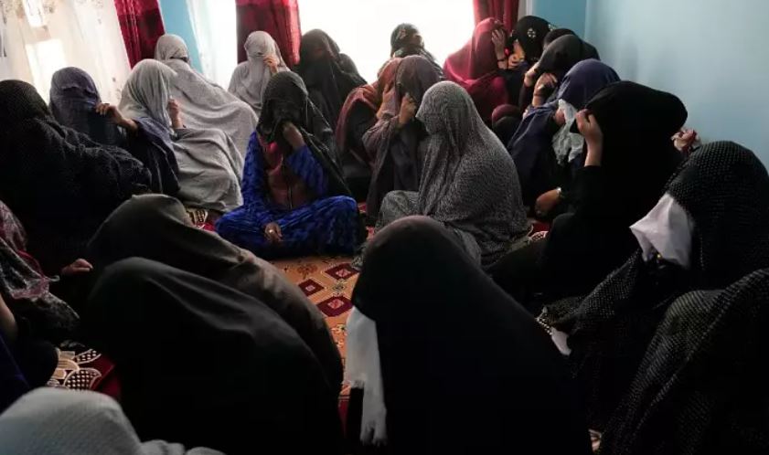شلاق طالبان بر سر دانشجویان دختر؛ اول برقع، بعد دانشگاه!