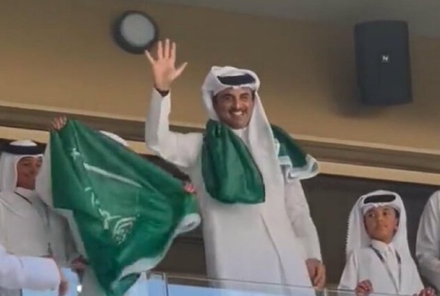 حضور امیر قطر در ورزشگاه با پرچم عربستان! +ویدیو