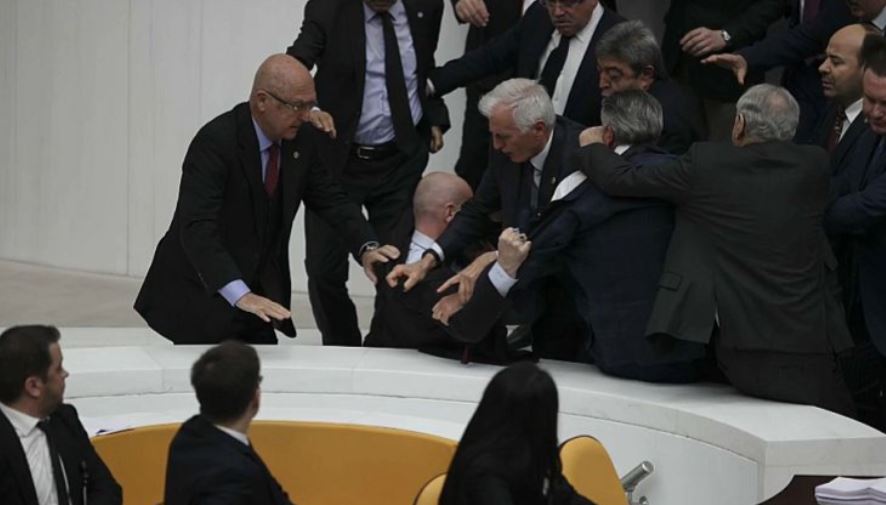 نزاع در پارلمان ترکیه؛ نماینده مخالف دولت بستری شد