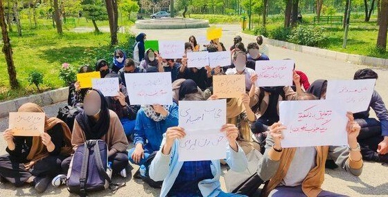 تجمع تعدادی از دانشجویان دانشگاه تهران در اعتراض به مقررات حجاب