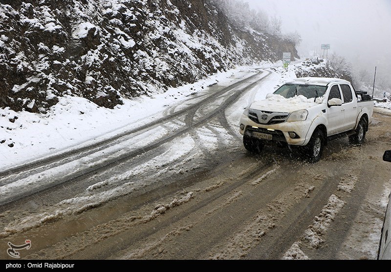 جاده‌های کوهستانی گلستان برفی و لغزنده است