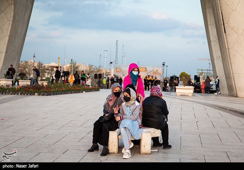 مسافران نوروزی در میدان آزادی/ گزارش تصویری